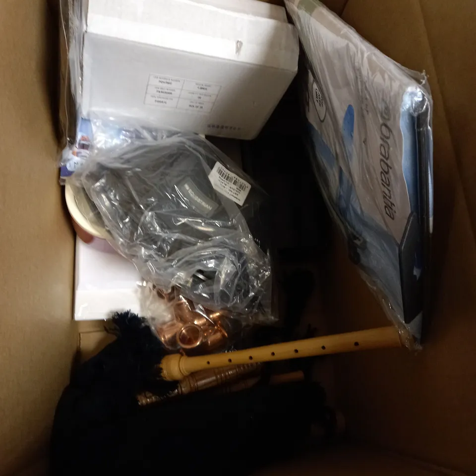 BOX OF APPROXIMATELY 10 ASSORTED HOUSEHOLD ITEMS TO INCLUDE NEON FLEXIBLE STRIP LIGHT, HAND WARMERS, BAGPIPES ETC