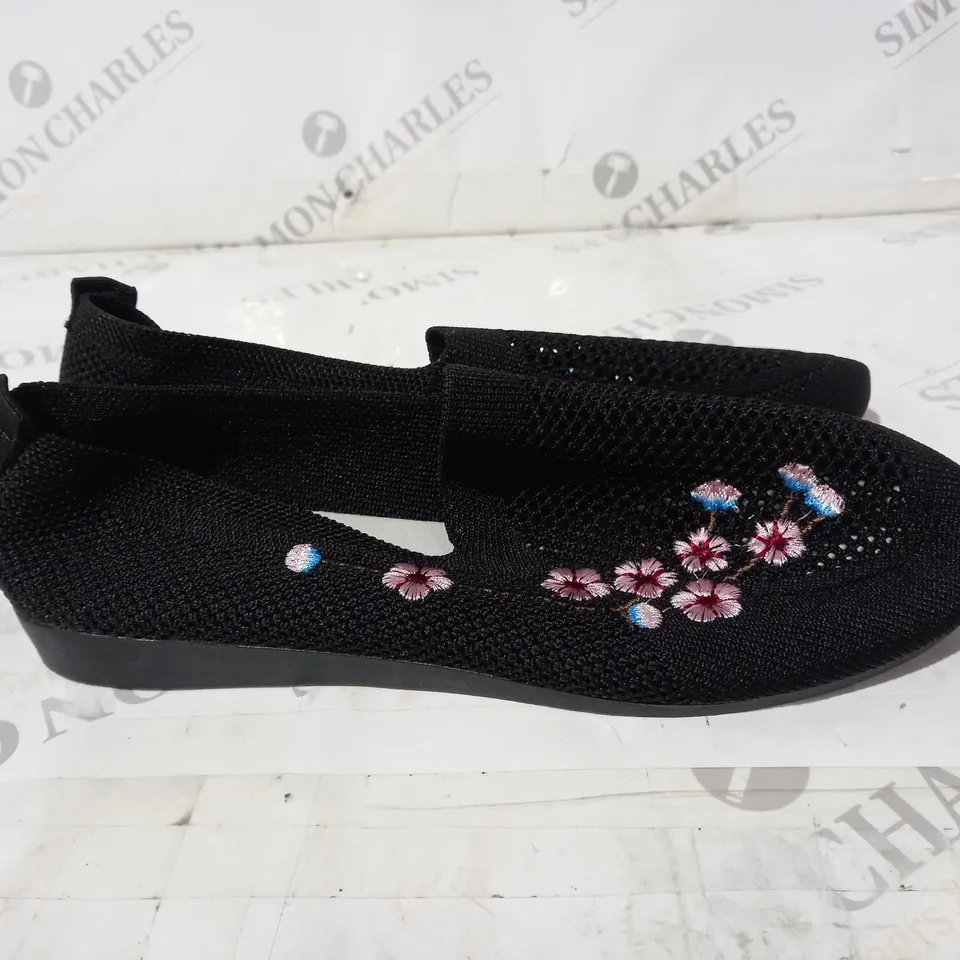BLACK FLORAL PUMPS SIZE 39