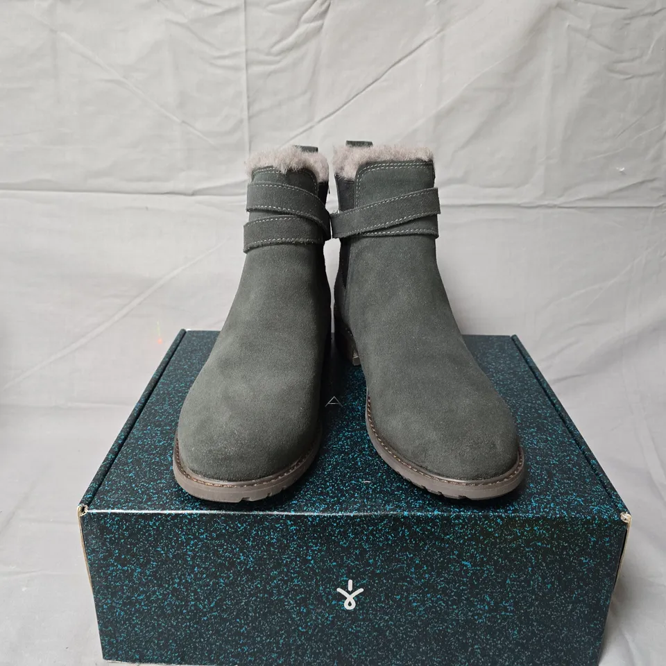 EMU AUSTRALIA WOMEN'S SUEDE ANKLE BOOTS WITH SHEARLING LINING (W9/M8) – BOXED