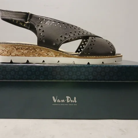 BOXED PAIR OF VAN-DAL OPEN TOE LOW WEDGE SANDALS IN MIDNIGHT SIZE 6