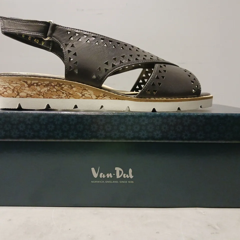 BOXED PAIR OF VAN-DAL OPEN TOE LOW WEDGE SANDALS IN MIDNIGHT SIZE 6