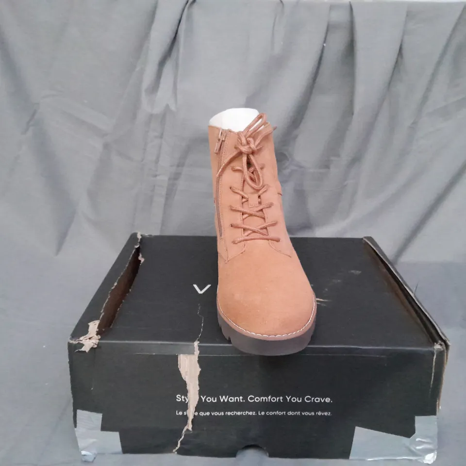 BOXED PAIR OF VIONIC LARSON LACE UP BOOTS IN TOFFEE SIZE 6 
