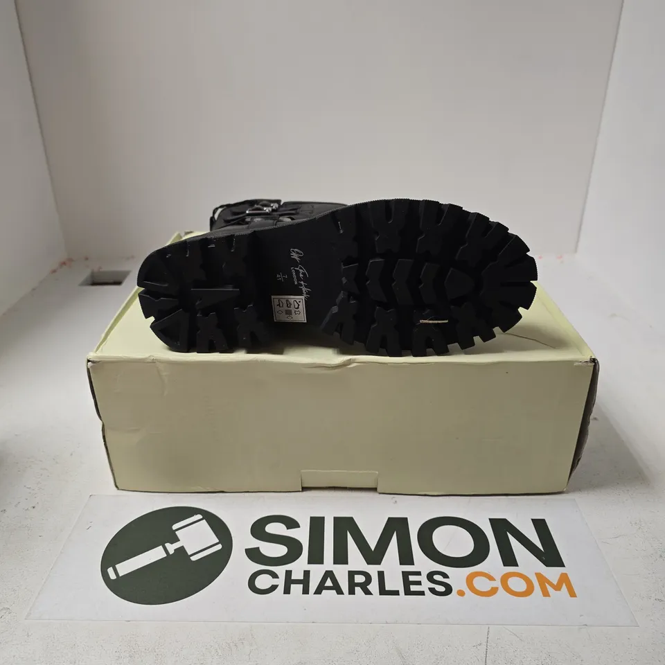 BOXED PAIR OF OFF THE HOOK LONDON LOXLEY BOOTS IN BLACK - UK 7