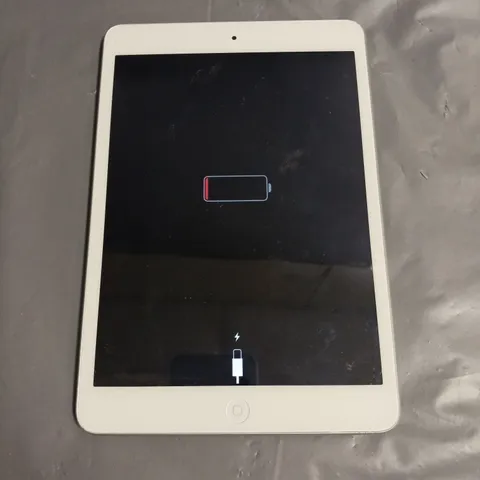 APPLE IPAD MINI 2 TABLET IN WHITE/SILVER