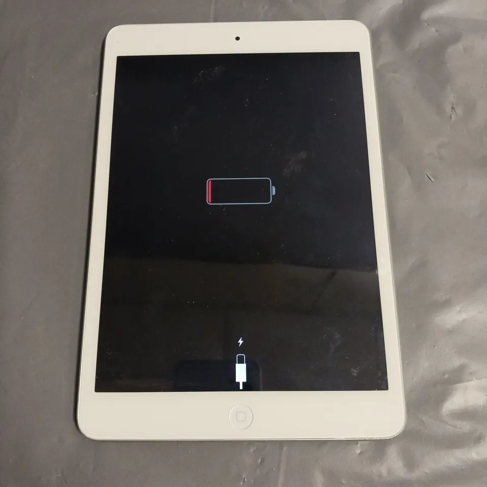 APPLE IPAD MINI 2 TABLET IN WHITE/SILVER