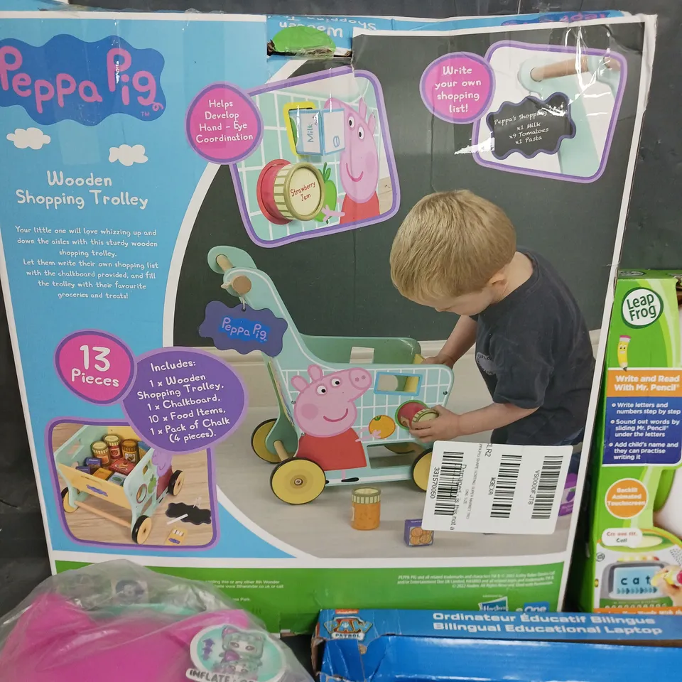 LOT OF 5 ASSORTED TOY ITEMS TO INCLUDE LEAP FROG SCRIBBLE WRITE PAD, PEPPA PIG WOODEN TROLLEY AND FART GUN