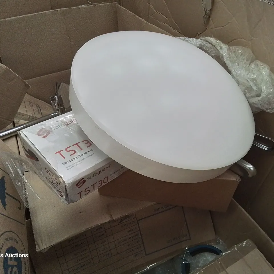 PALLET OF ASSORTED ITEMS, INCLUDING SHOWER HEADS, CHROME EFFECT SHOWER RAILS, STRAPPING TOOL & CLIPS, ENCLOSED LIGHT FITTINGS