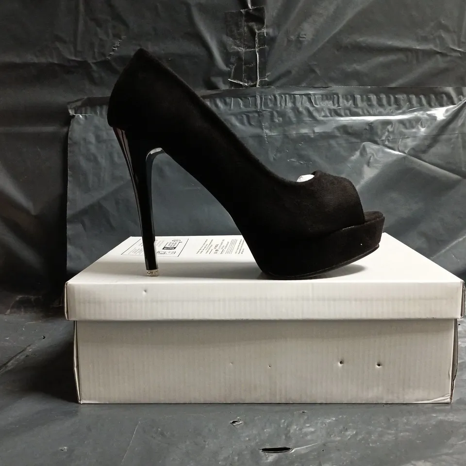 BOXED PAIR OF UNBRANDED PEEP TOE STILETTO HEEL SHOES IN BLACK SIZE EU 39