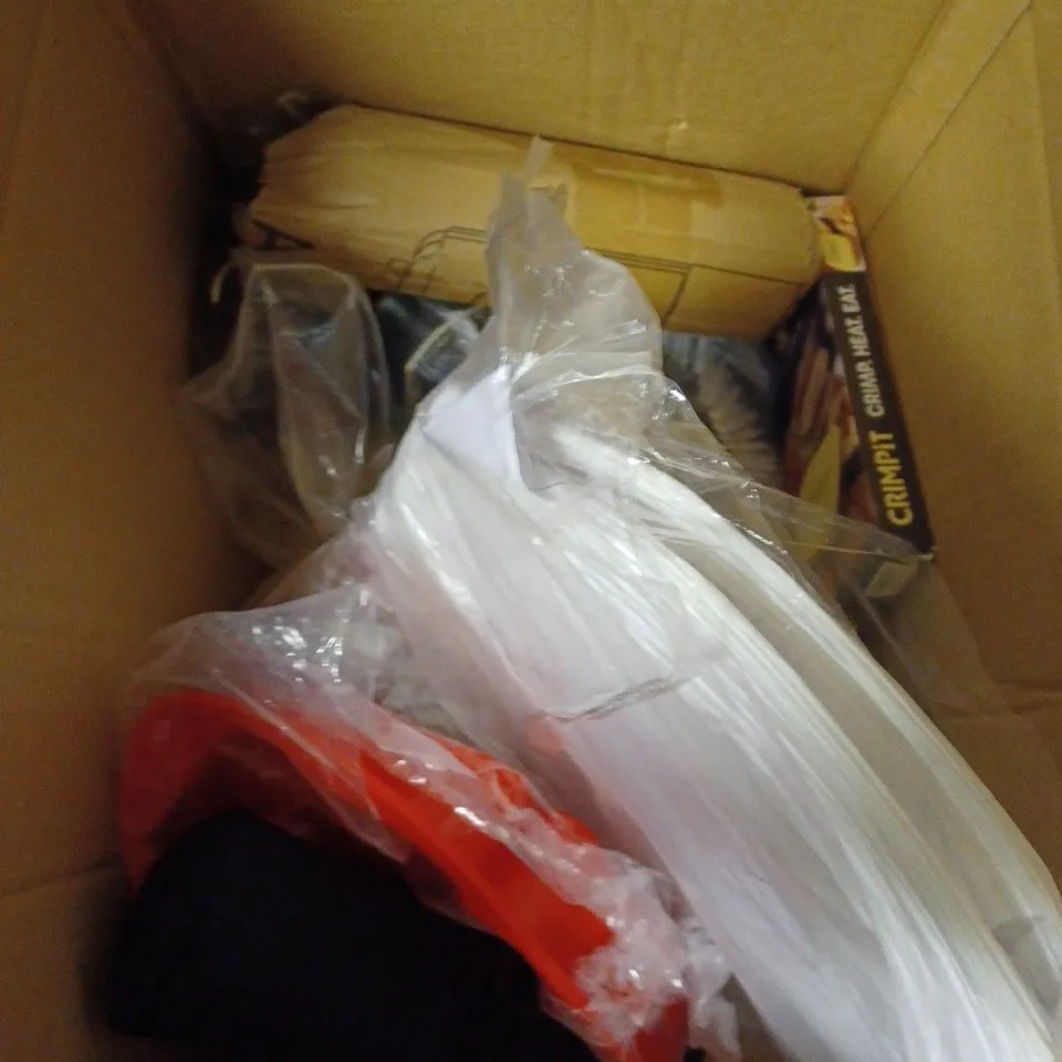 BOX OF APPROXIMATELY 10 ASSORTED HOUSEHOLD PRODUCTS TO INCLUDE NIKE BACK PACK, SPORTS FLASK, BOBOX TRAINING CUP ETC 