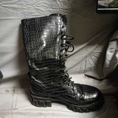 KOI BLACK CROCODILE-EMBOSSED KNEE-HIGH LACE-UP BOOTS WITH CHUNKY LUG SOLE - UK SIZE 9 