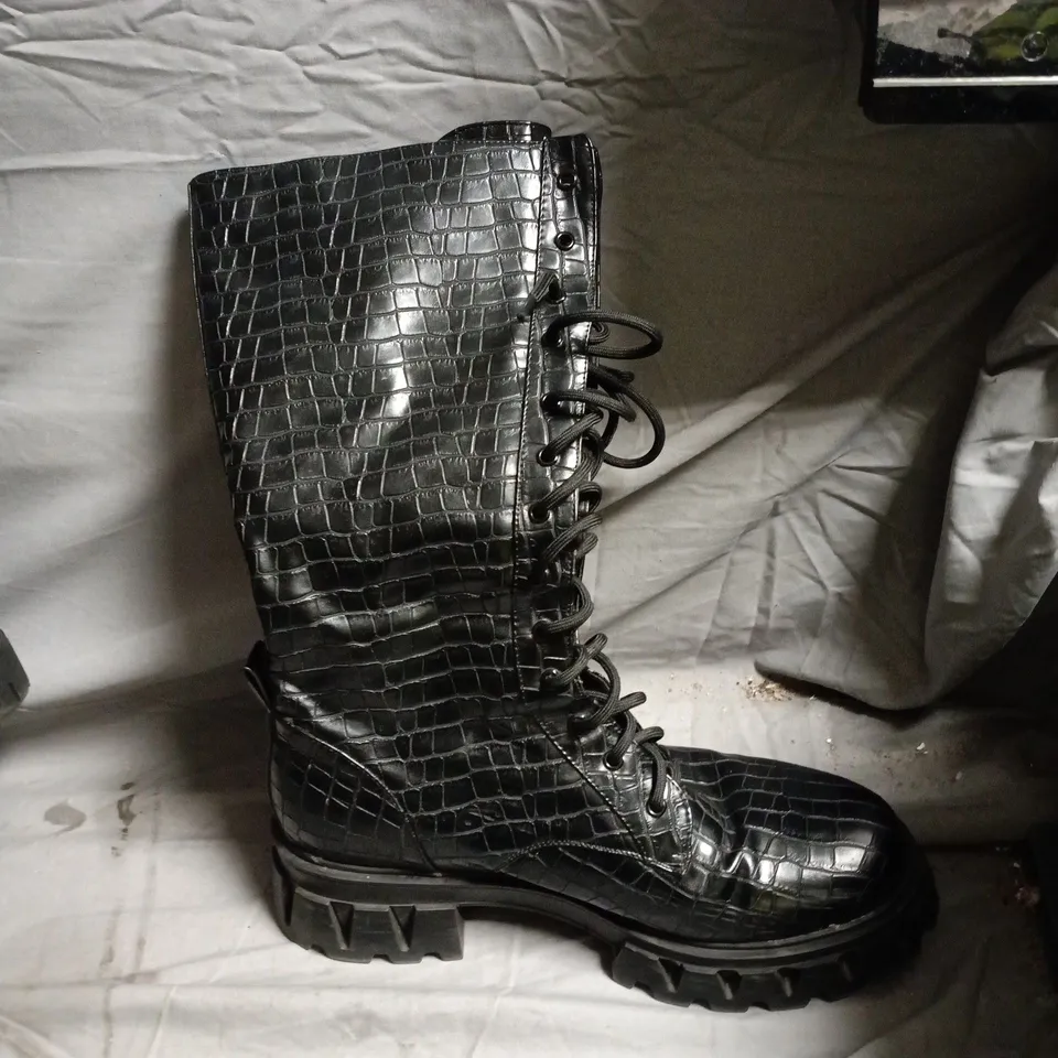 KOI BLACK CROCODILE-EMBOSSED KNEE-HIGH LACE-UP BOOTS WITH CHUNKY LUG SOLE - UK SIZE 9 