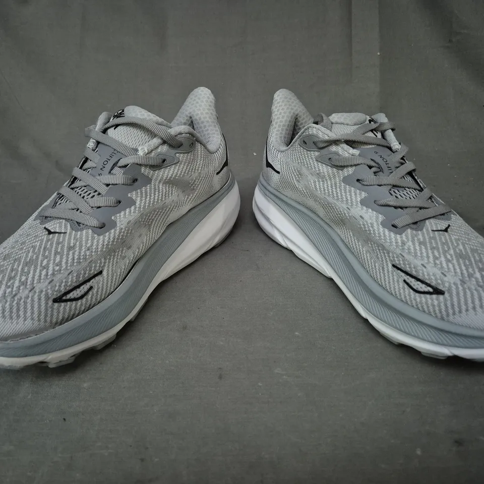 BOXED PAIR OF HOKA WOMEN'S CLIFTON 9 SHOES IN GREY UK SIZE 5.5