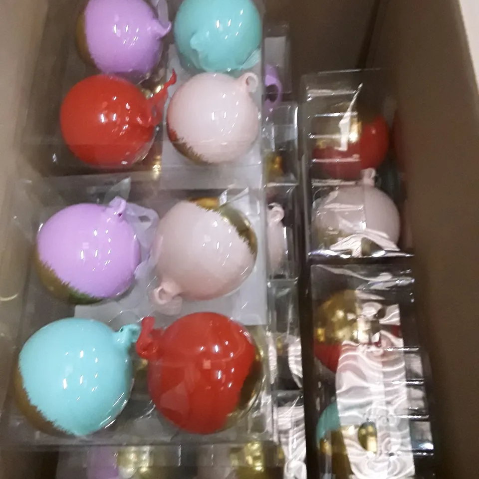 BOX CONTAINING APPROXIMATELY 9 BRAND NEW BOXED GLASS BAUBLE 4PKS