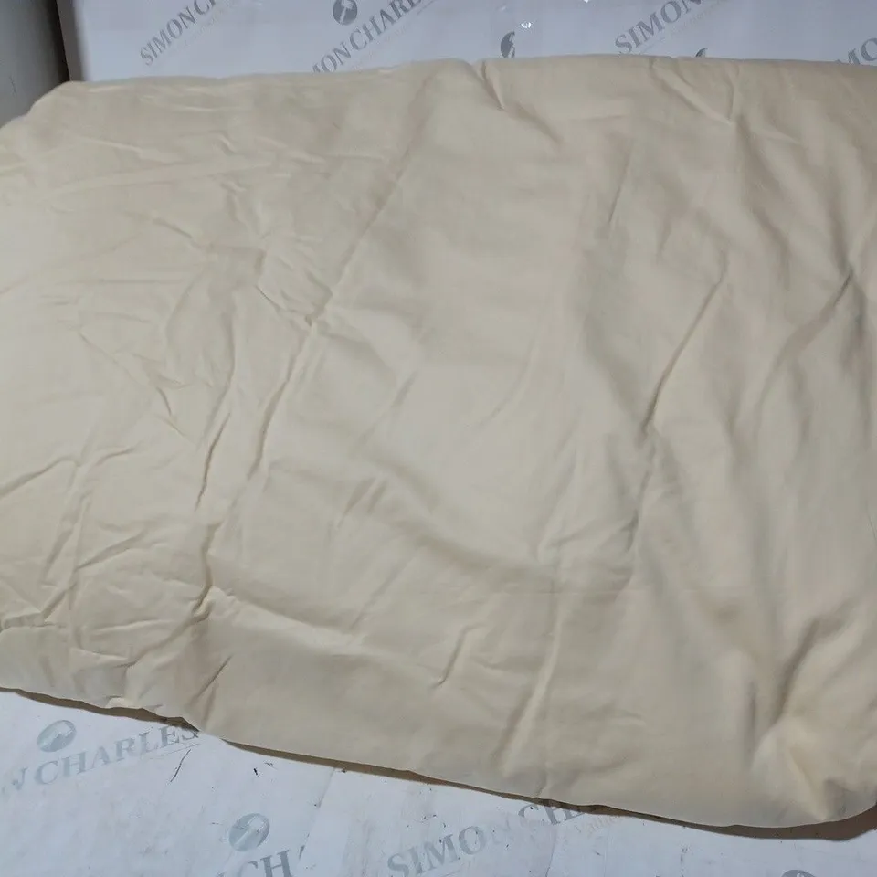 DUVET IN PALE PASTEL YELLOW 