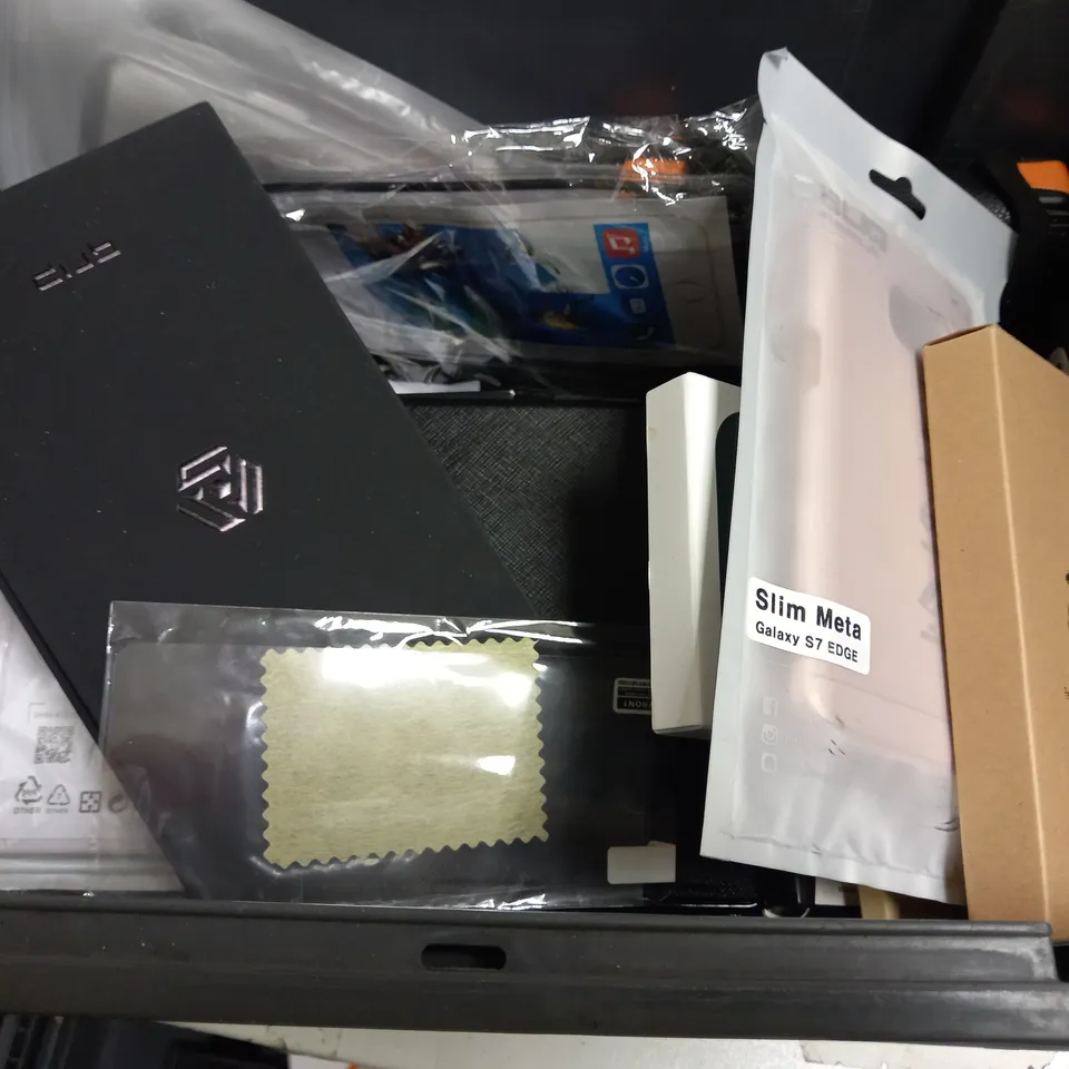 APPROXIMATELY 20 X ASSORTED PHONE ACCESSORIES. INCLUDES POWER BANKS, PHONE CASES, SCREEN PROTECTORS ETC 
