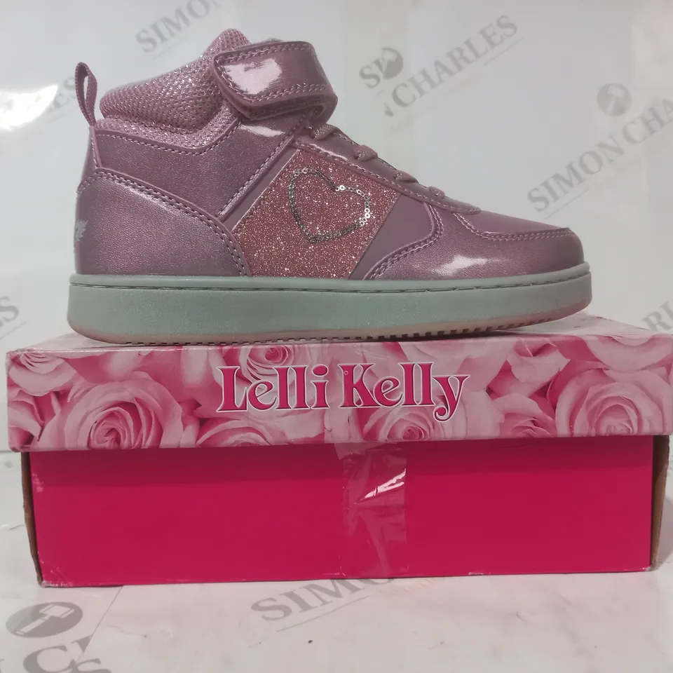 BOXED PAIR OF LELLI KELLY SHOES IN PINK W. GLITTER EFFECT EU SIZE 32