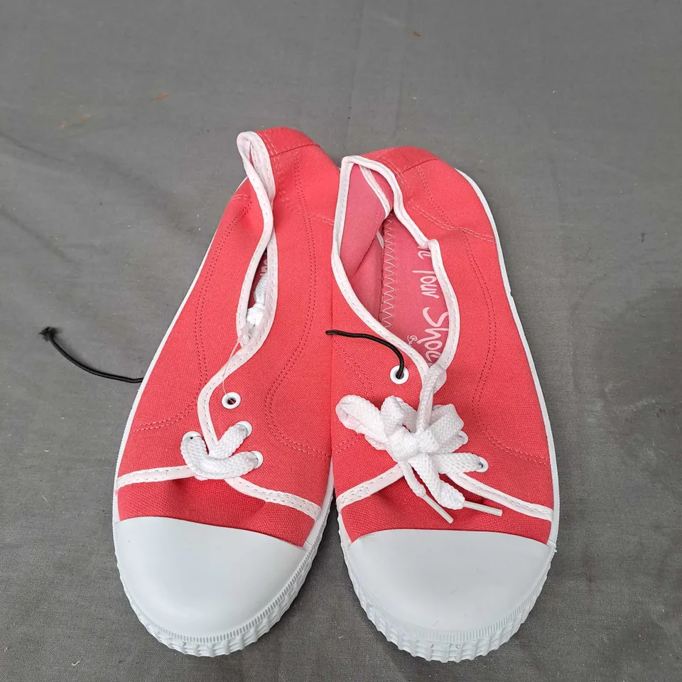 BOX OF APPROX 20 PAIRS OF LOW LACE UP SHOES IN CORAL - SIZE 7