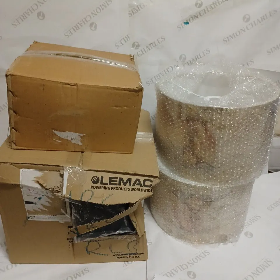 LOT TO CONTAIN 4 X ASSORTED HOUSEHOLD ITEMS, INCLUDES LAMPSHADES, CLAY DISH/POT, SMALL BIN