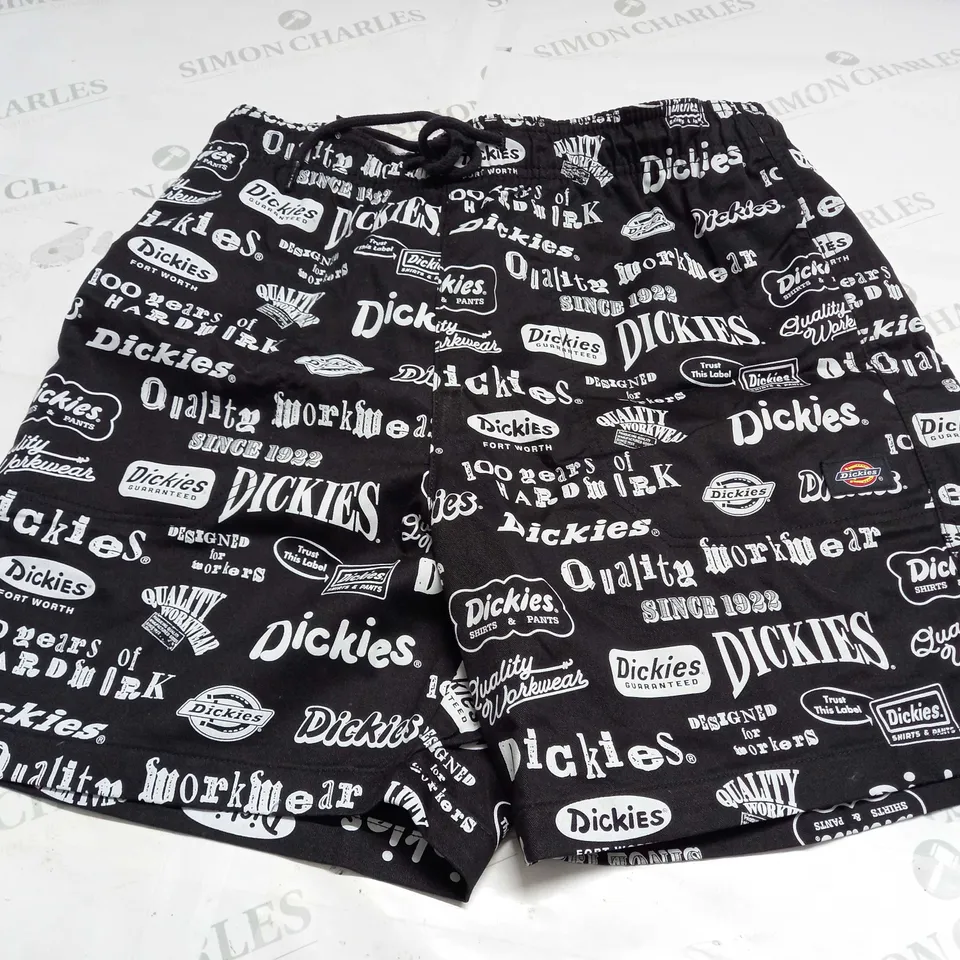 DICKIES A0P SHORTS IN BLACK - MEDIUM
