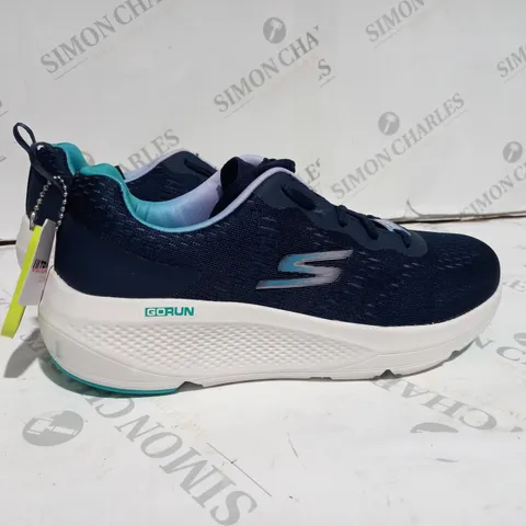BOXED SKETCHERS GO RUN CONSISTENT RUNNERS SHOES UK SIZE - 5 