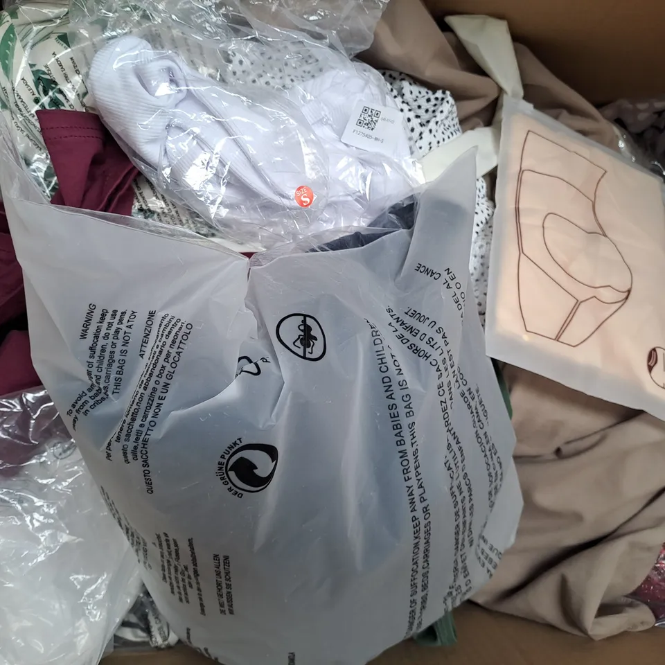 BOX OF APPROXIMATELY 20 ASSORTED CLOTHING AND FASHION ITEMS IN VARIOUS STYLES AND SIZES TO INCLUDE HEBTROCO, JACAMO, ETC