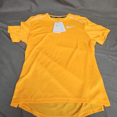 NIKE MENS RUNNING TEE IN ORANGE - MEDIUM