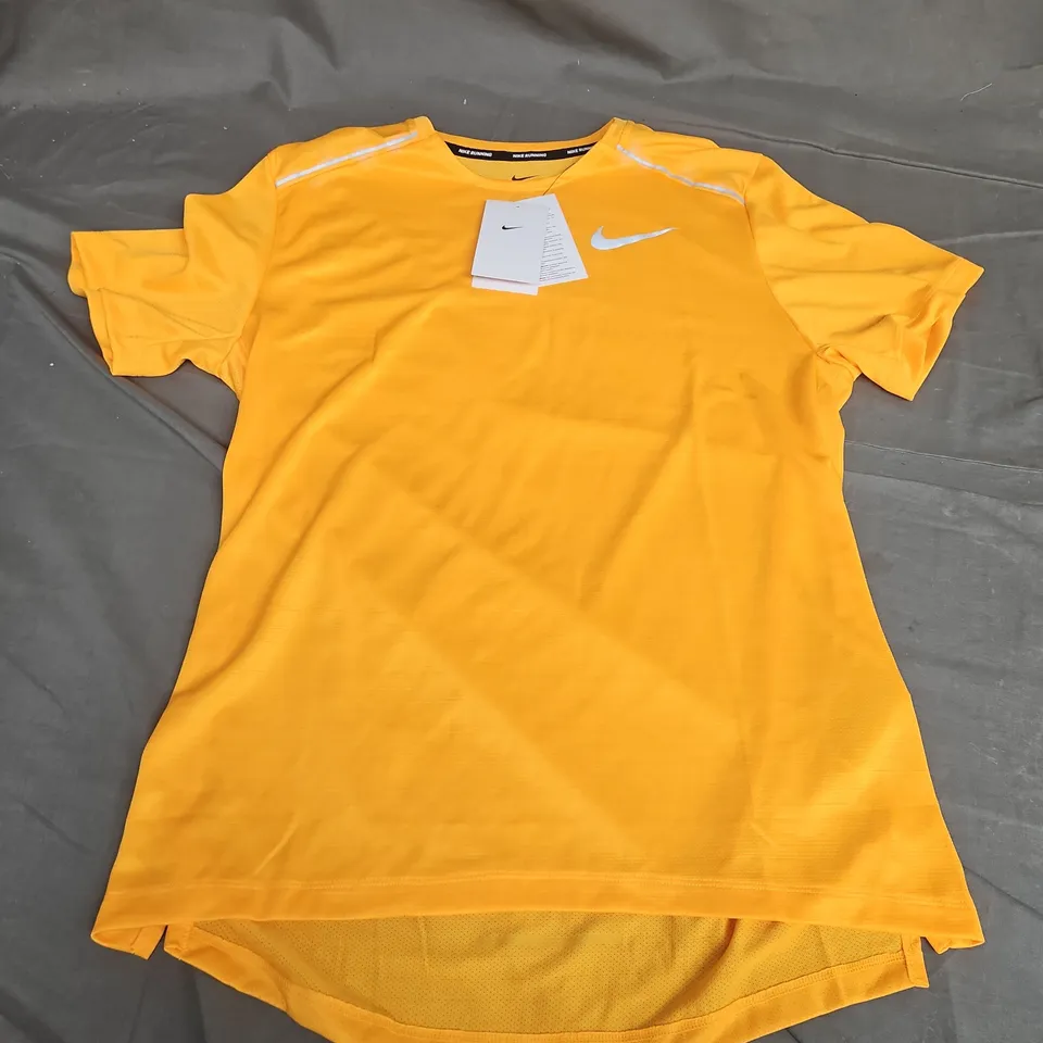 NIKE MENS RUNNING TEE IN ORANGE - MEDIUM