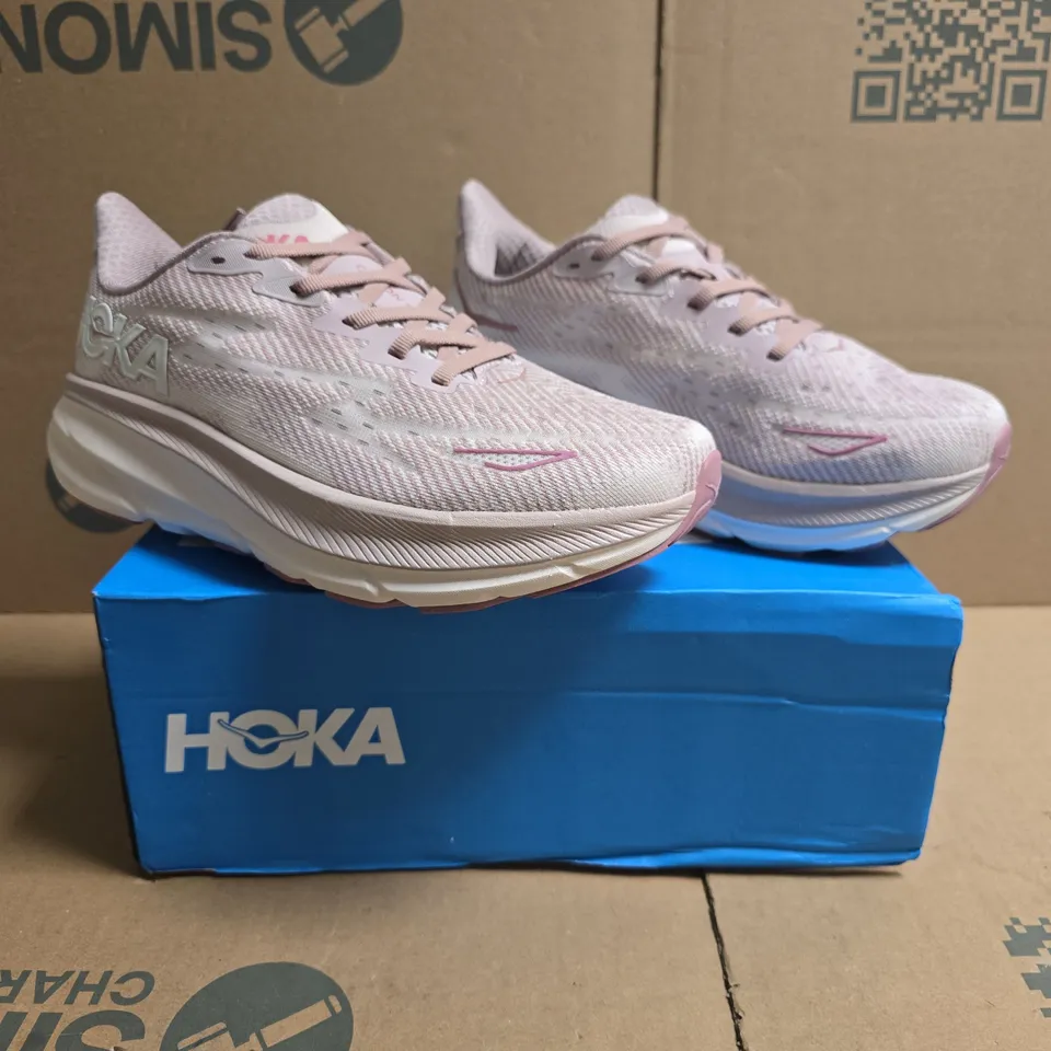 BOXED PAIR OF HOKA CLIFTON 9 TRAINERS IN PINK SIZE UK 6.5