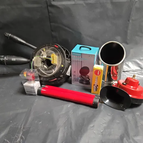 APPROXIMATELY 10 ASSORTED VEHICLE PARTS & ACCESSORIES TO INCLUDE HORN, NGK SPARK PLUG, PHONE HOLDER, ETC