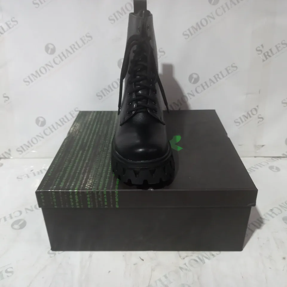 BRAND NEW BOXED PAIR OF KOI VEGAN LEATHER VITA THE INK OF FEAR HAIR BOOTS IN BLACK/GREEN UK SIZE 4