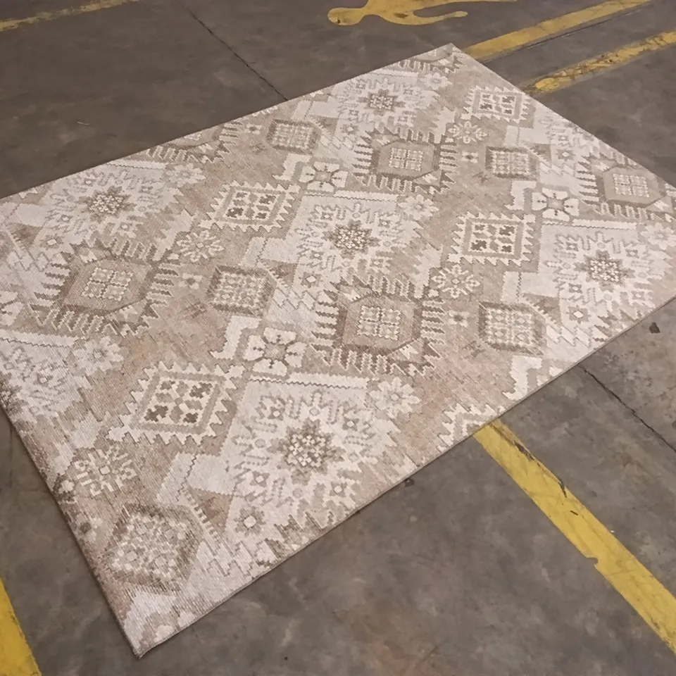 QUALITY DESIGNER AREA RUG - APPROXIMATELY 225CM X 152CM