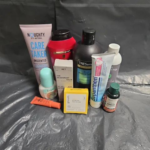 APPROXIMATEY 20 ASSORTED HEALTH AND BEAUTY PRODUCTS TO INCLUDE - GRUUM AFTER SUN FACE OIL BAR - FENJAL ANTIPERSPIRANT - NOUGHTY SHAMPOO - ETC