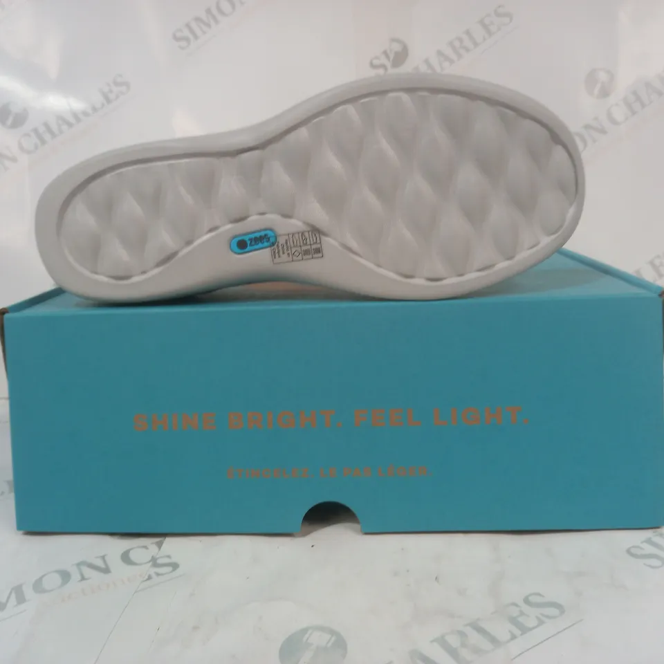 BOXED PAIR OF BZEES SHOES IN LIGHT GREY W. GLITTER EFFECT SIZE 7