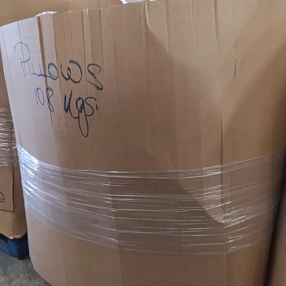 PALLET CONTAINING A LARGE QUANTITY OF PILLOWS