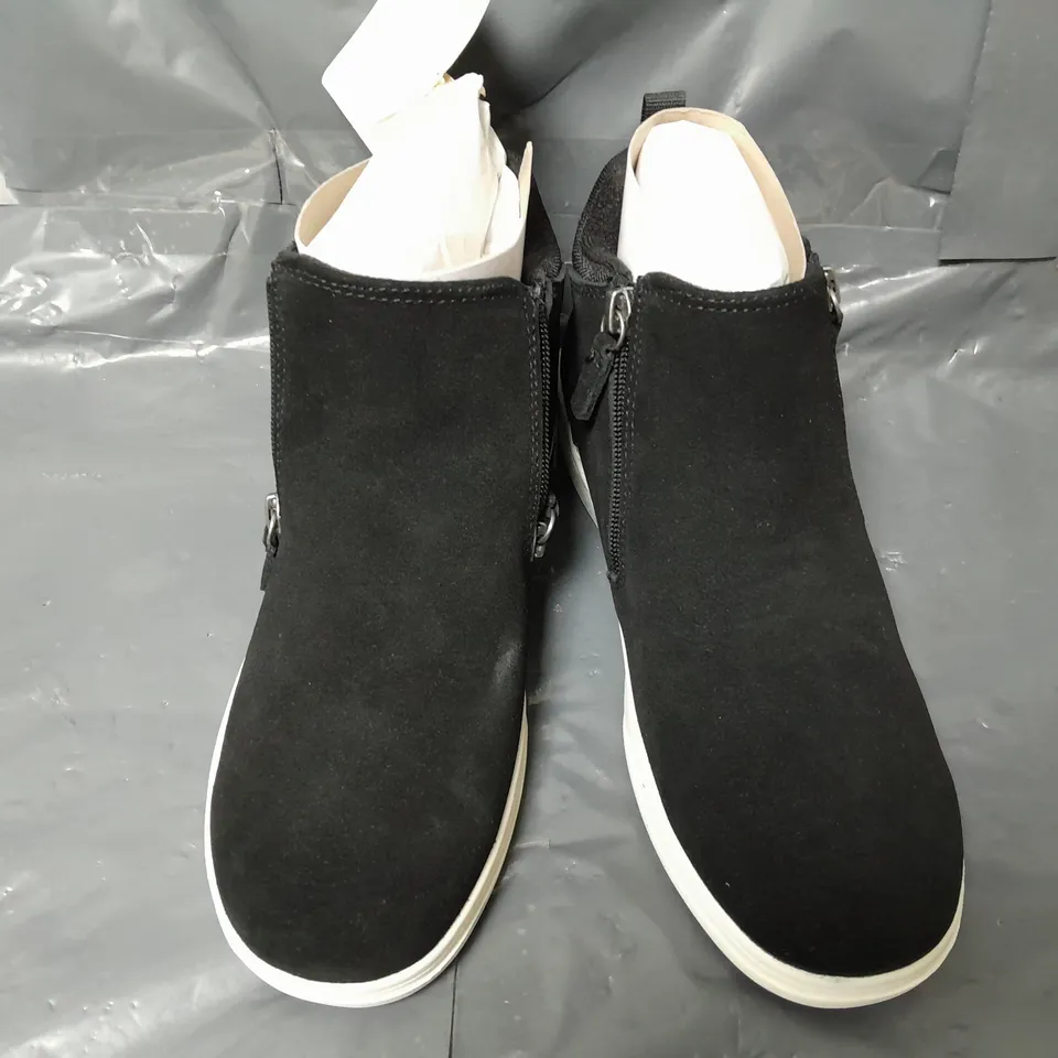 FREE SPIRIT ZIE TWIN ZIP SHOES IN BLACK - SIZE 5