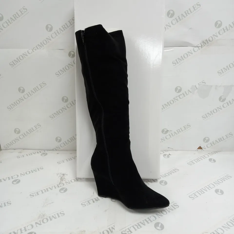 APPROXIMATELY 11 BOXED PAIR OF FOREVER-21 KNEE WEDGE BOOTS IN BLACK SIZE 8 