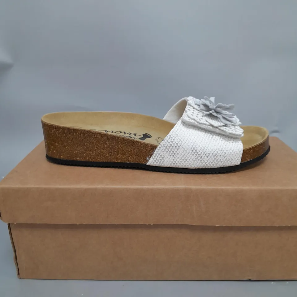 BONOVA WHITE FLOWER SANDALS - SIZE 4