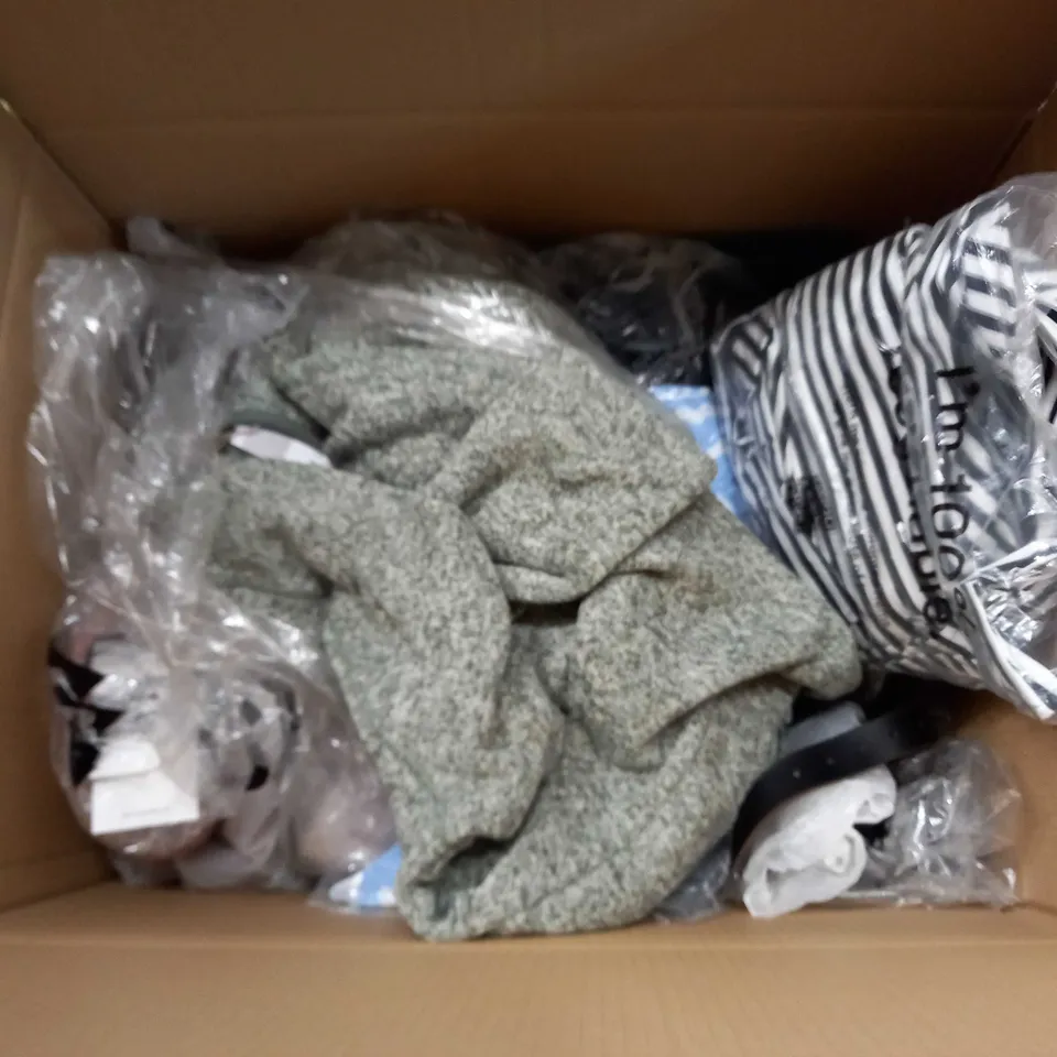 LARGE QUANTITY OF CLOTHING ITEMS TO INCLUDE DRESSES, SWEATERS, JEANS, T-SHIRTS, ETC