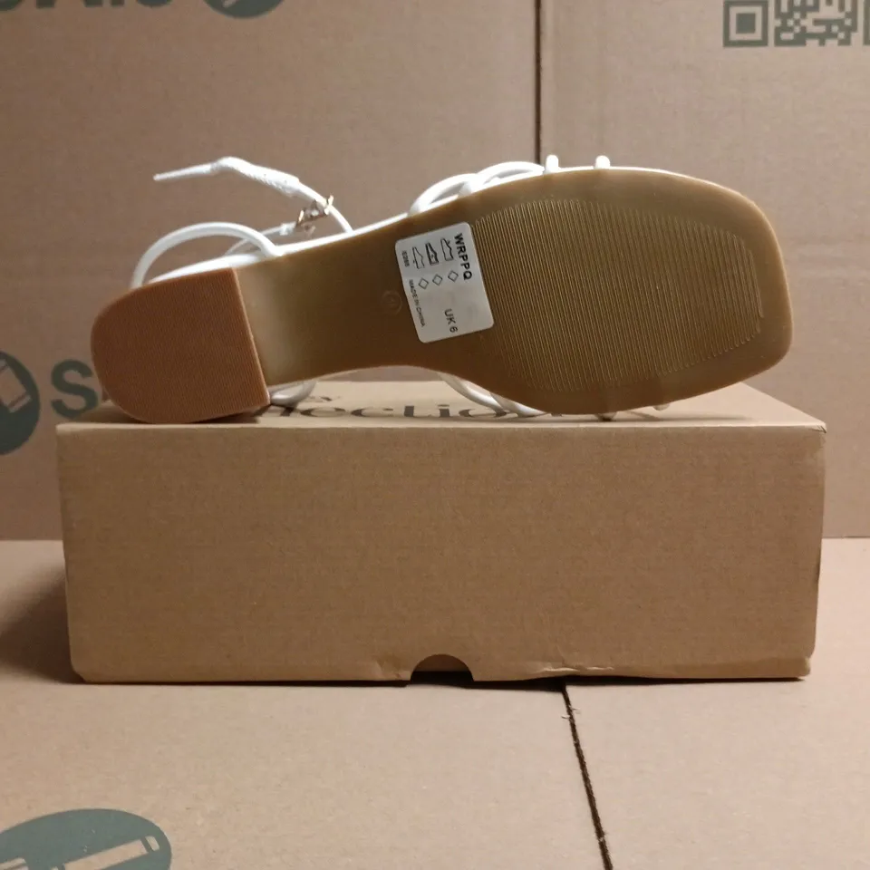 BOXED PAIR OF THE VERY COLLECTION OPEN TOE LOW BLOCK HEEL SANDALS IN WHITE SIZE 6
