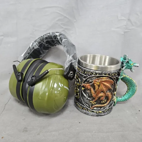 APPROXIMATELY 10 ASSORTED HOUSEHOLD ITEMS TO INCLUDE EAR DEFENDERS, DRAGON TANKARD, ETC - COLLECTION ONLY