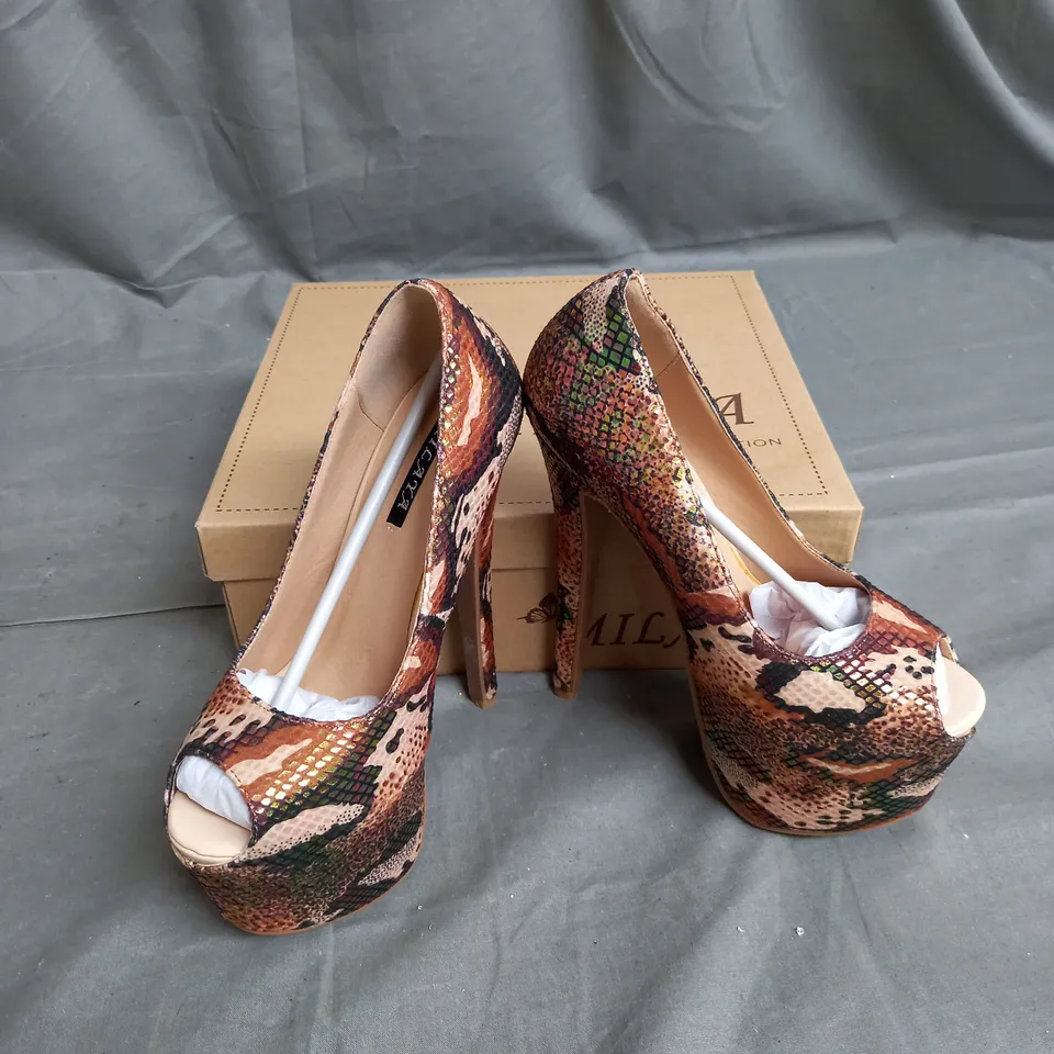 BOX OF APPROX 12 PAIRS OF OPEN TOE HEELS IN CAMEL - VARIOUS SIZES