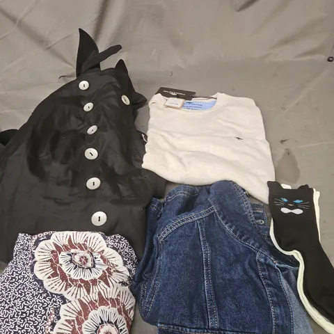 APPROXIMATELY 20 ASSORTED CLOTHING PRODUCTS IN VARIOUS STYLES & SIZES TO INCLUDE JUMPERS, T-SHIRTS, DRESSES ETC