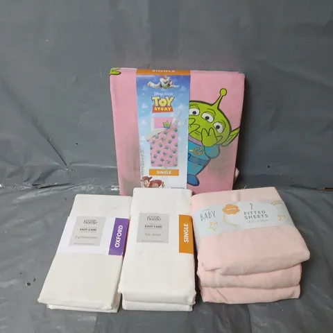 APPROXIMATELY 15 ASSORTED BEDDING ITEMS TO INCLUDE TOY STORY DUVET SET SINGLE, BABY FITTED SHEETS, EASY CARE FLAT SHEET SINGLE, ETC - COLLECTION ONLY
