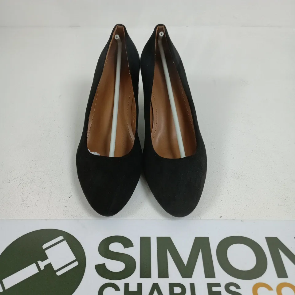BOXED PAIR OF BLACK SUEDE WOMEN'S HIGH-HEEL PUMP - UK SIZE 7