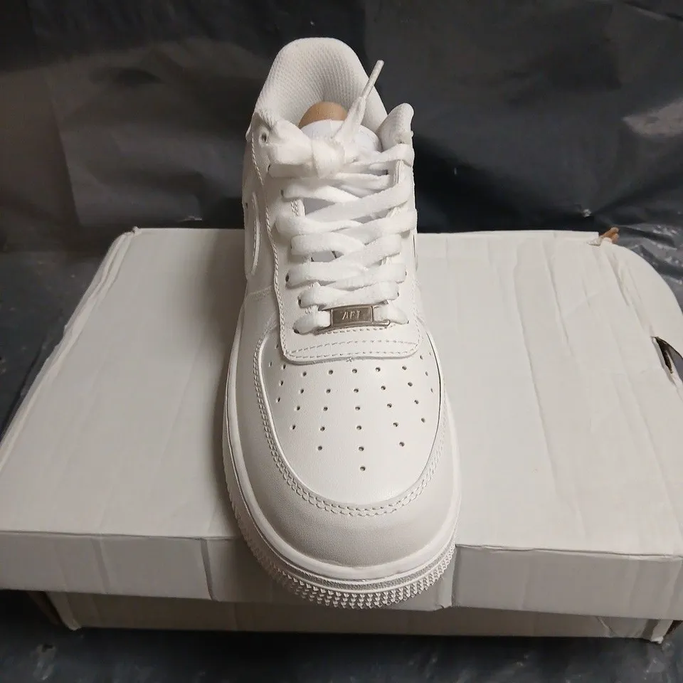NIKE AIR FORCE 1 LOW WHITE SNEAKERS 7.5