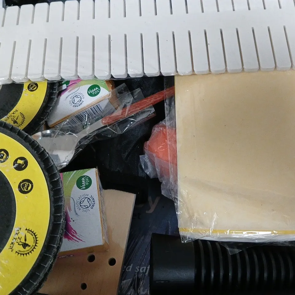 APPROXIMATELY 10 ASSORTED ITEMS TO INCLUDE - AIR UP SHAKES , AIR UP BATMAN ETC