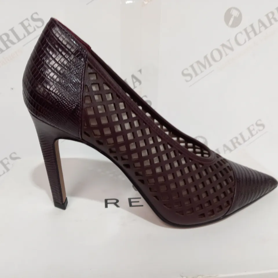 BOXED PAIR OF REISS CLOVER LIZARD SLIP-ON HEELS IN POMEGRANATE SIZE 4