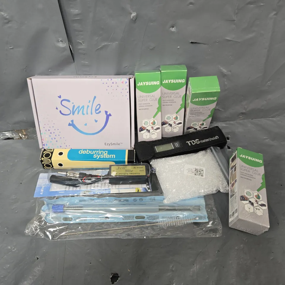 APPROXIMATELY 18 ASSORTED HOUSEHOLD ITEMS TO INCLUDE EZYSMILE DENTURES, UNIVESAL SUPER GLUE, TDS METER, ETC