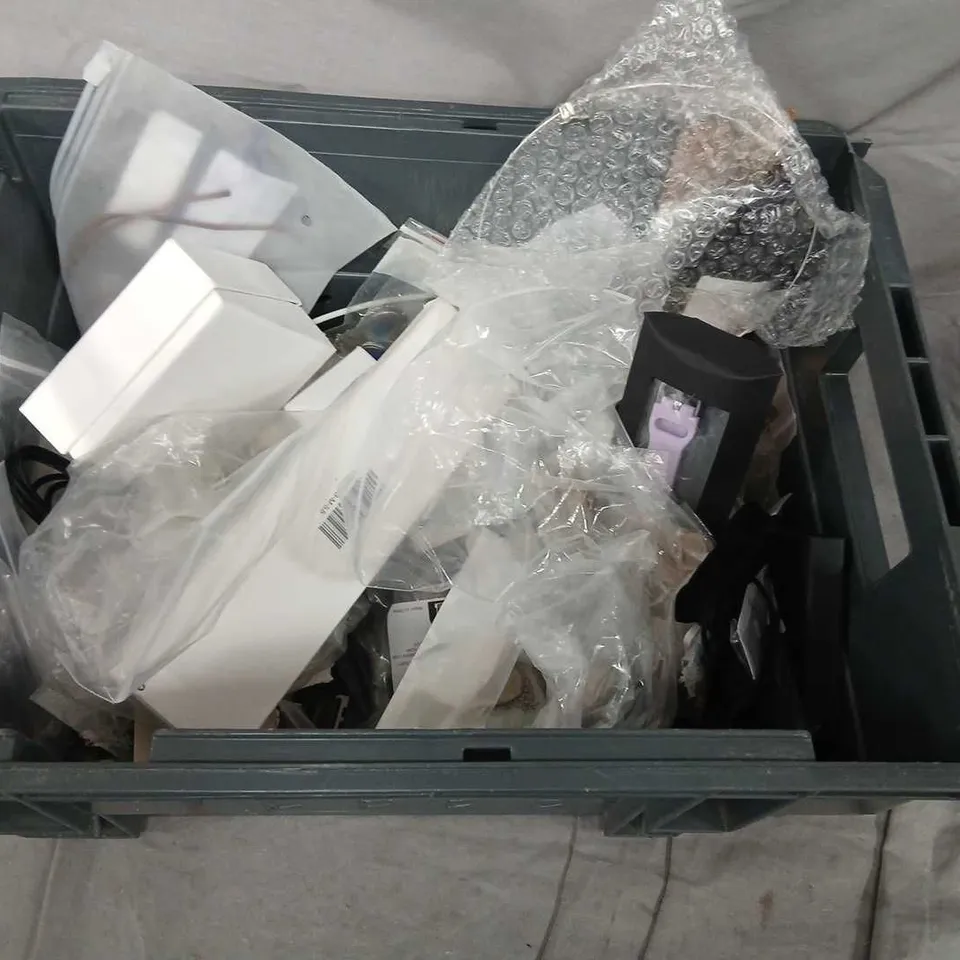 LARGE QUANTITY OF ASSORTED JEWELLERY AND ACCESSORIES