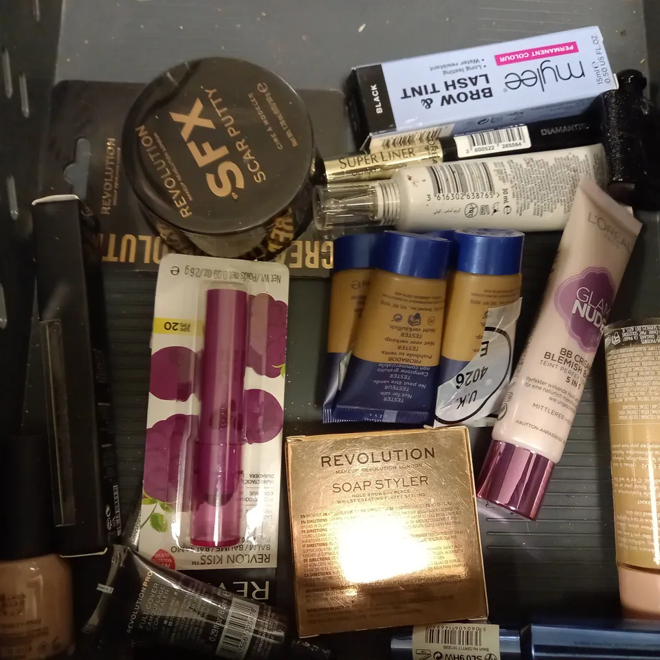 LOT OF APPROXIMATELY 20 MAKE UP ITEMS, TO INCLUDE L'OREAL, NYX, NO 7, ETC